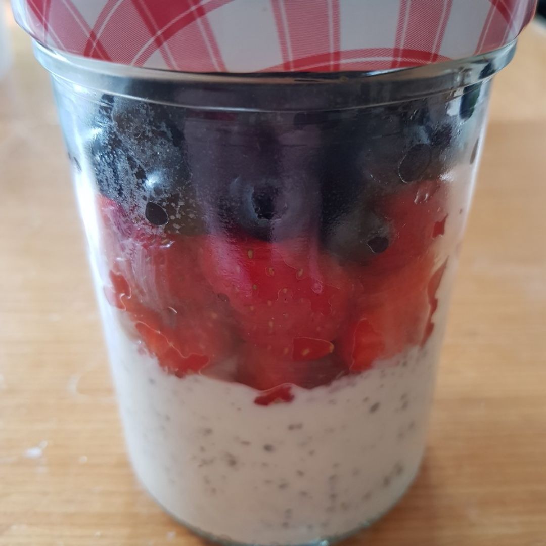 Yogurt con chia y frutas 
