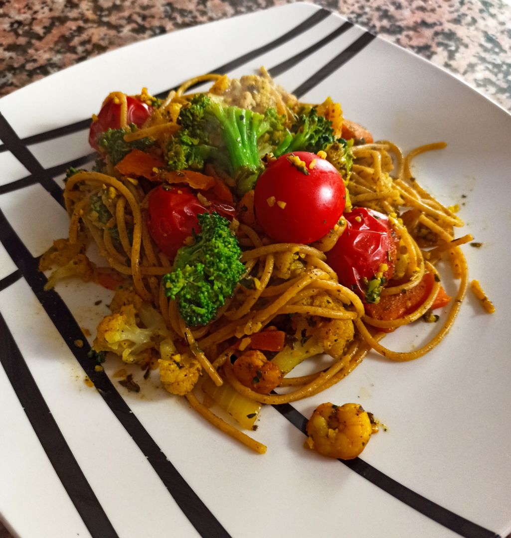 Espaguetis  con camarones y salmón