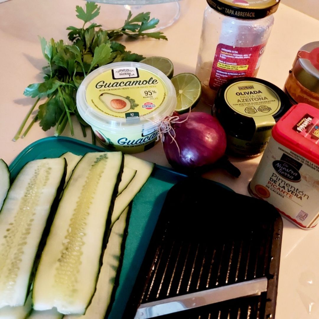 🥒🥒🥒Pepino relleno de hummus (olivada, pimientos asados, garbanzos y aguacate)🥒🥒🥒 Paso 1 🥒🥒🥒Pepino relleno de hummus (olivada, pimientos asados, garbanzos y aguacate)🥒🥒🥒 Paso 1