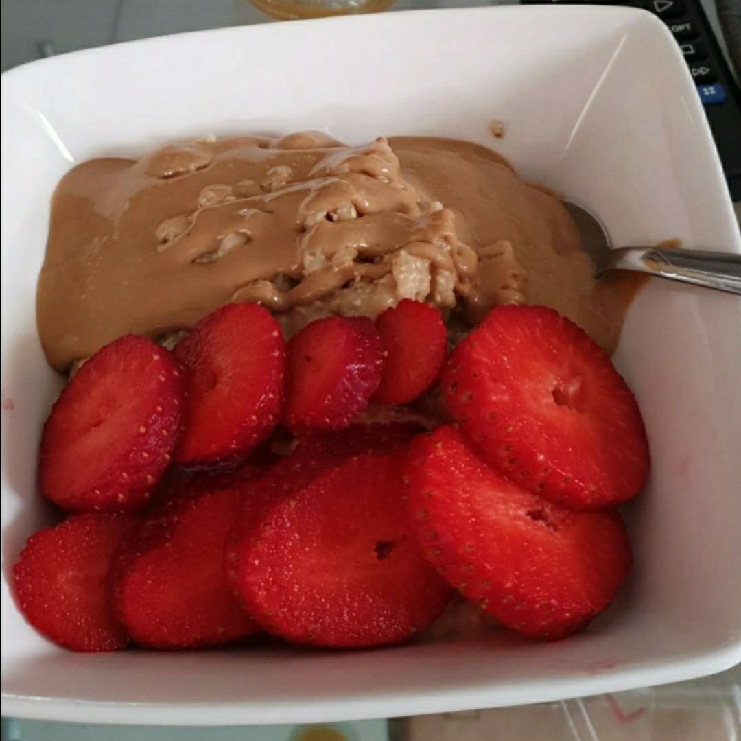 Porridge de avena con plátano y crema de cacahuete Porridge de avena con plátano y crema de cacahuete