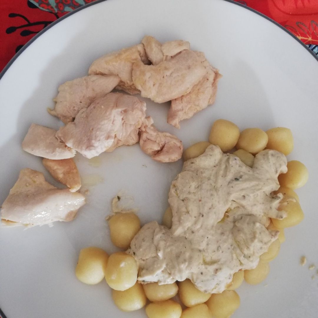 Gnocchi con pesto de Nueces y pollo a la plancha con limón Gnocchi con pesto de Nueces y pollo a la plancha con limón