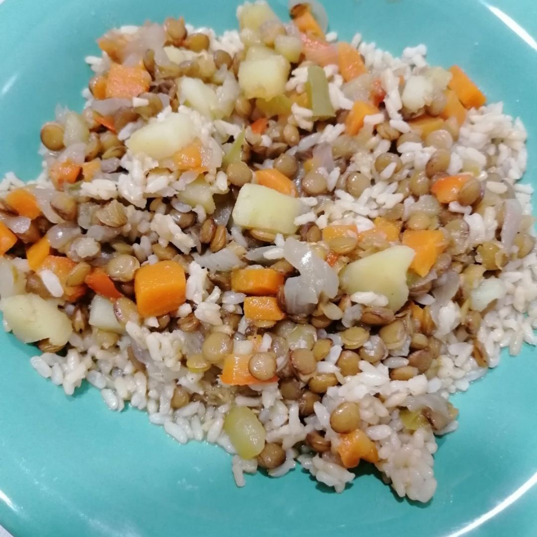 Lentejas con verduras y arroz integral Lentejas con verduras y arroz integral