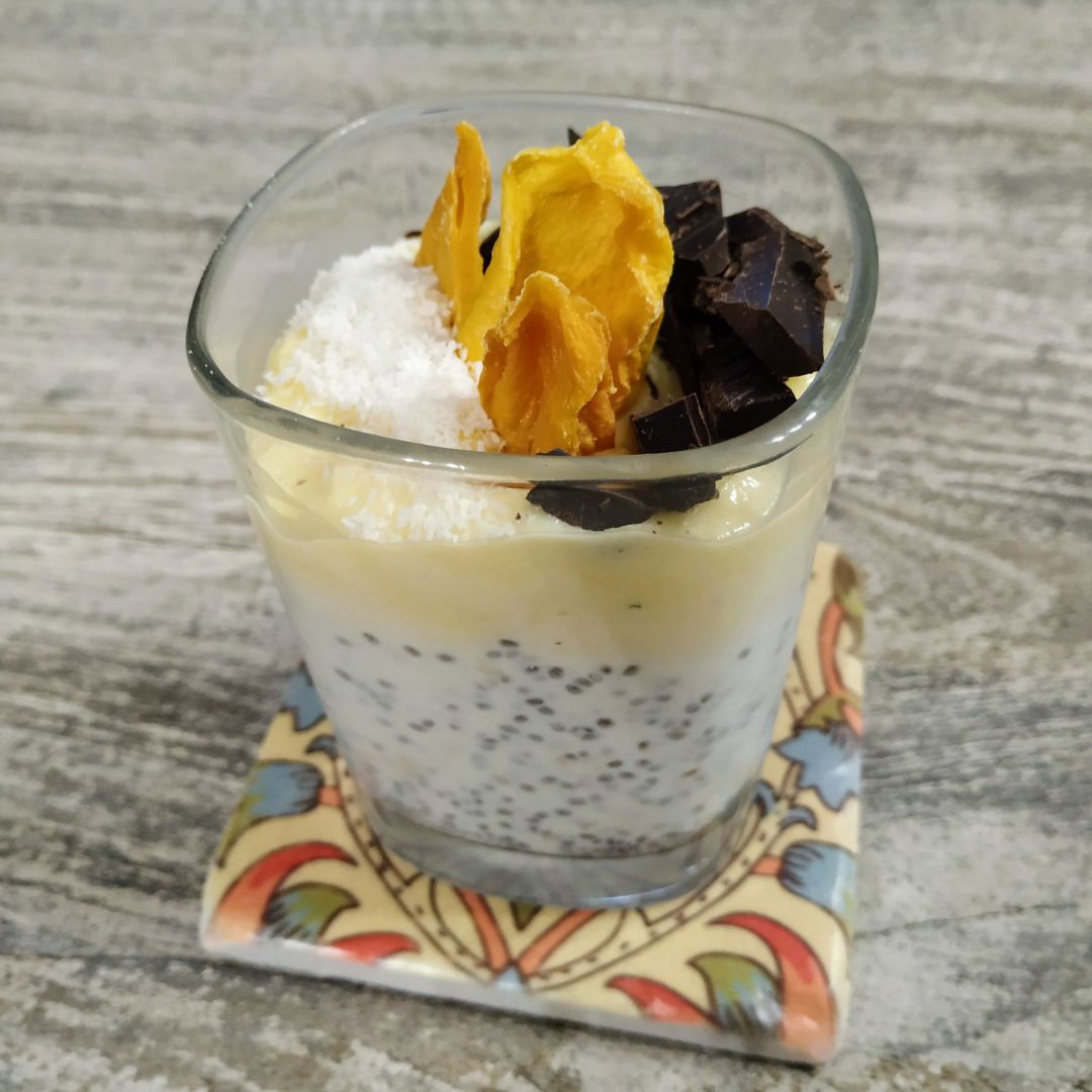 Pudding de chía y avena con coco, mango y chocolate