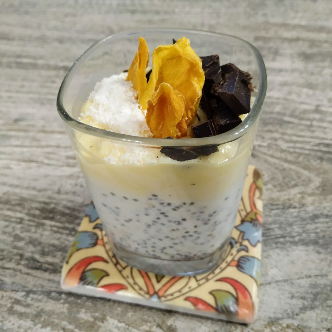 PUDDING DE CHIA Y AVENA CON COCO, MANGO Y CACAO PUDDING DE CHIA Y AVENA CON COCO, MANGO Y CACAO