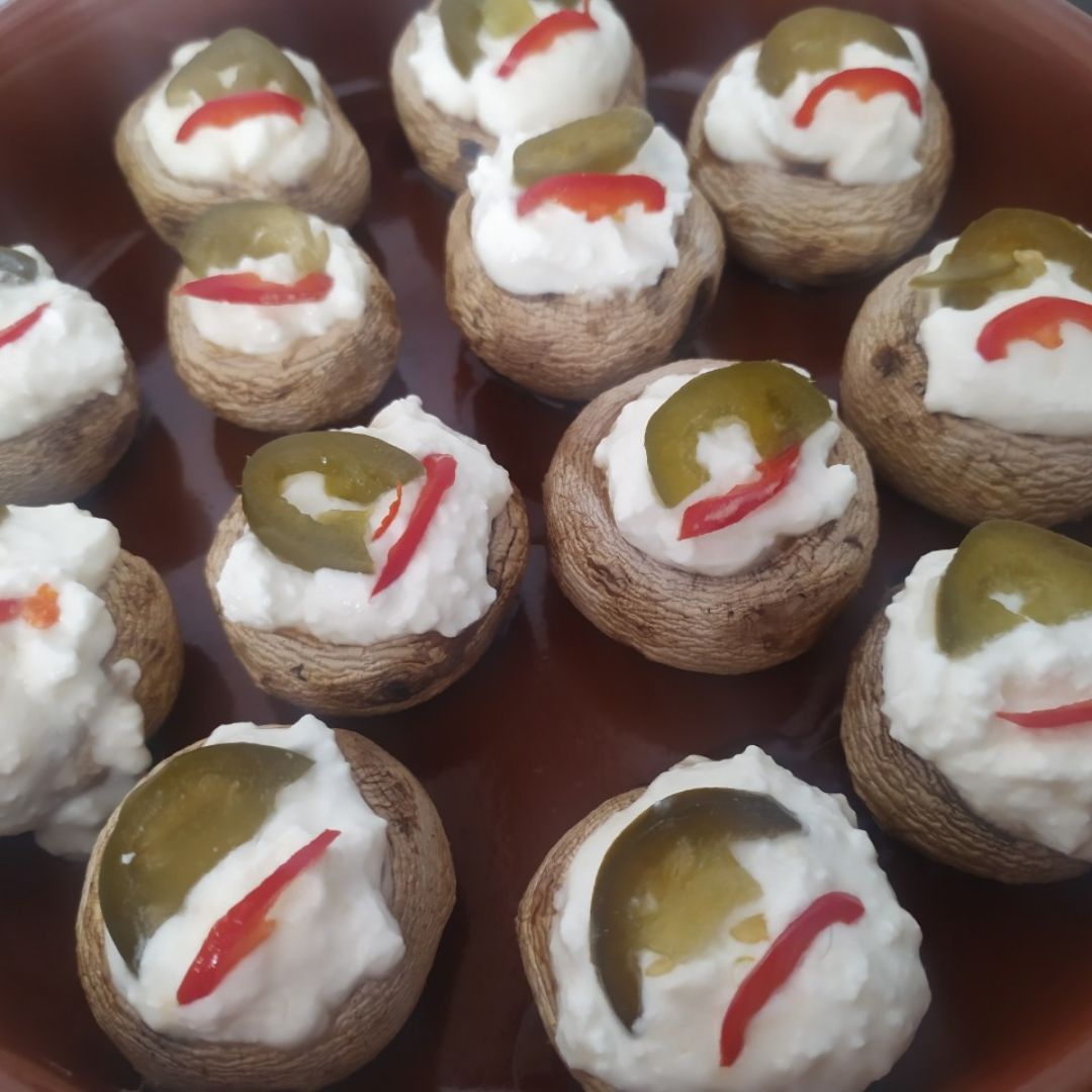 Champiñones rellenos de queso crema y jalapeños Champiñones rellenos de queso crema y jalapeños