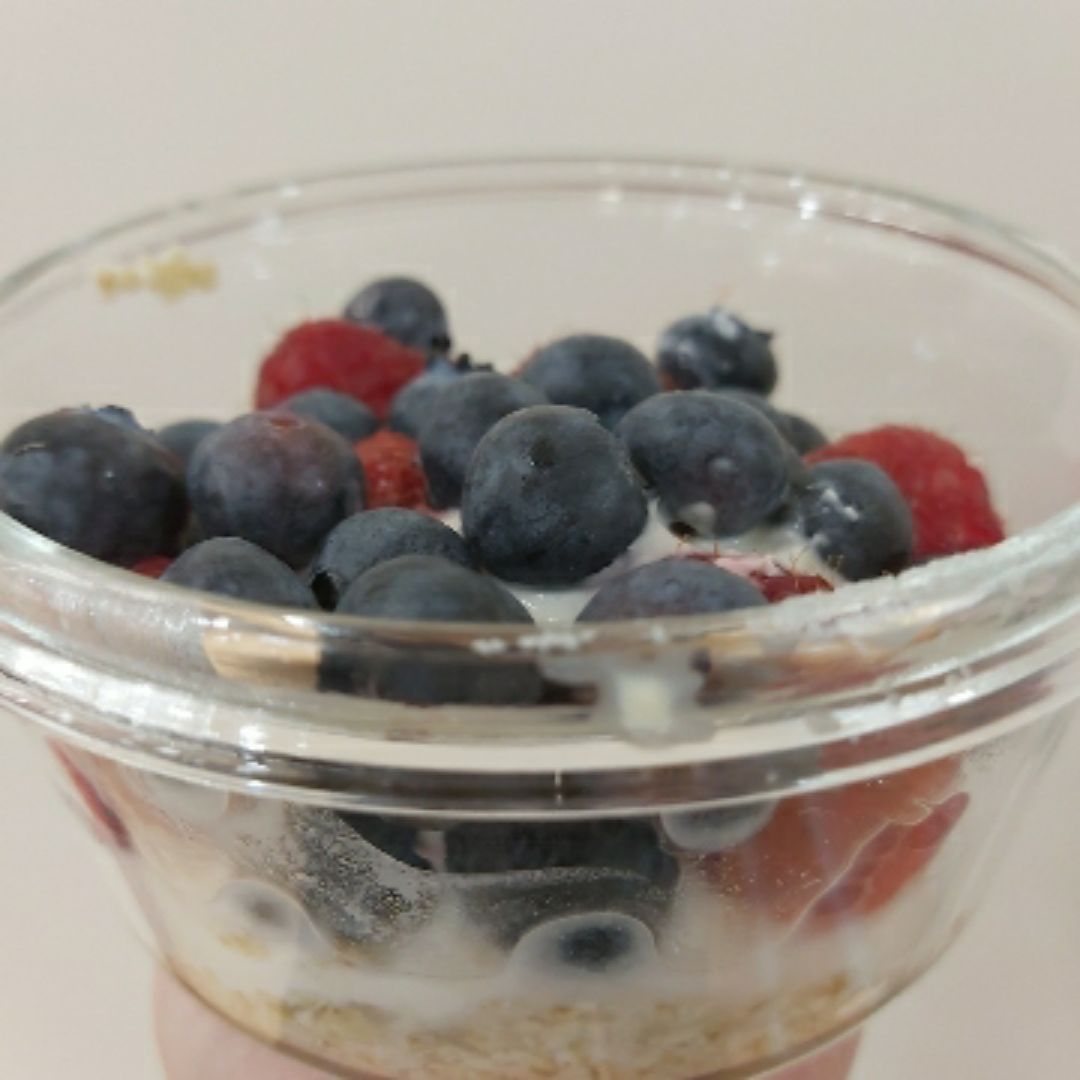 Yogur griego con arándanos y frambuesa