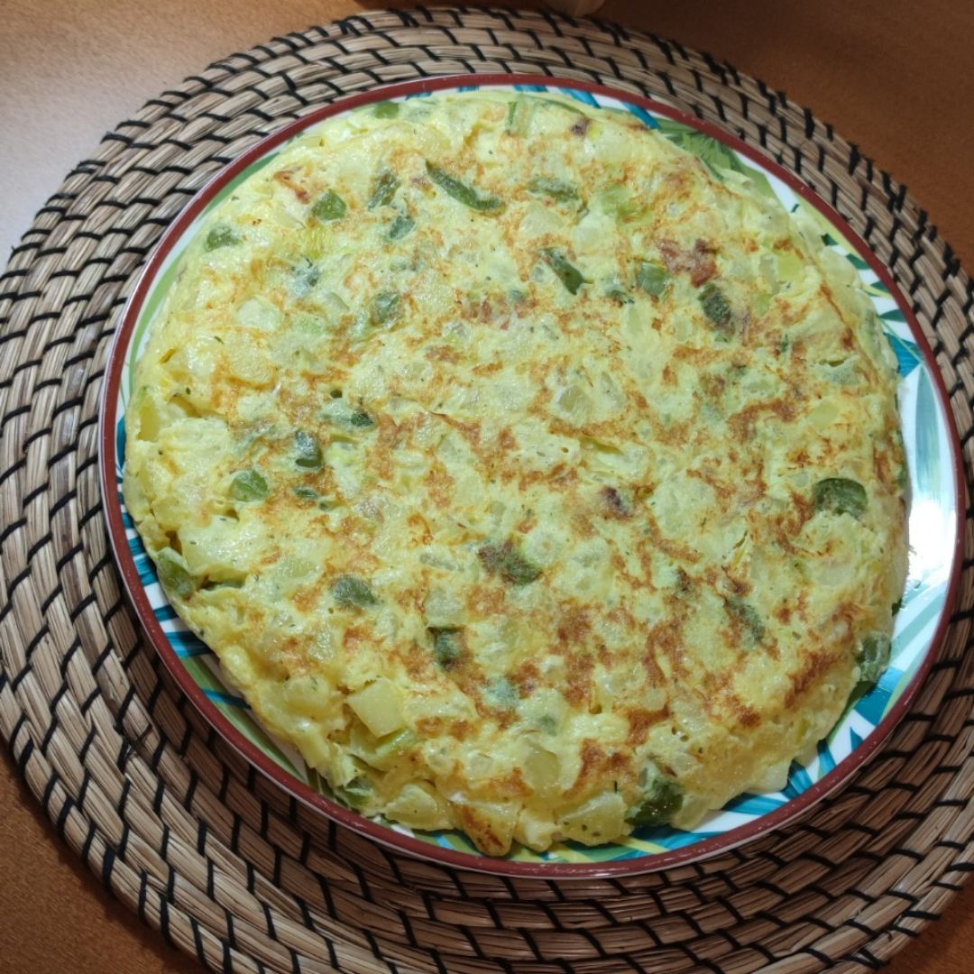 Tortilla de patatas con puerro y pimiento verde Tortilla de patatas con puerro y pimiento verde