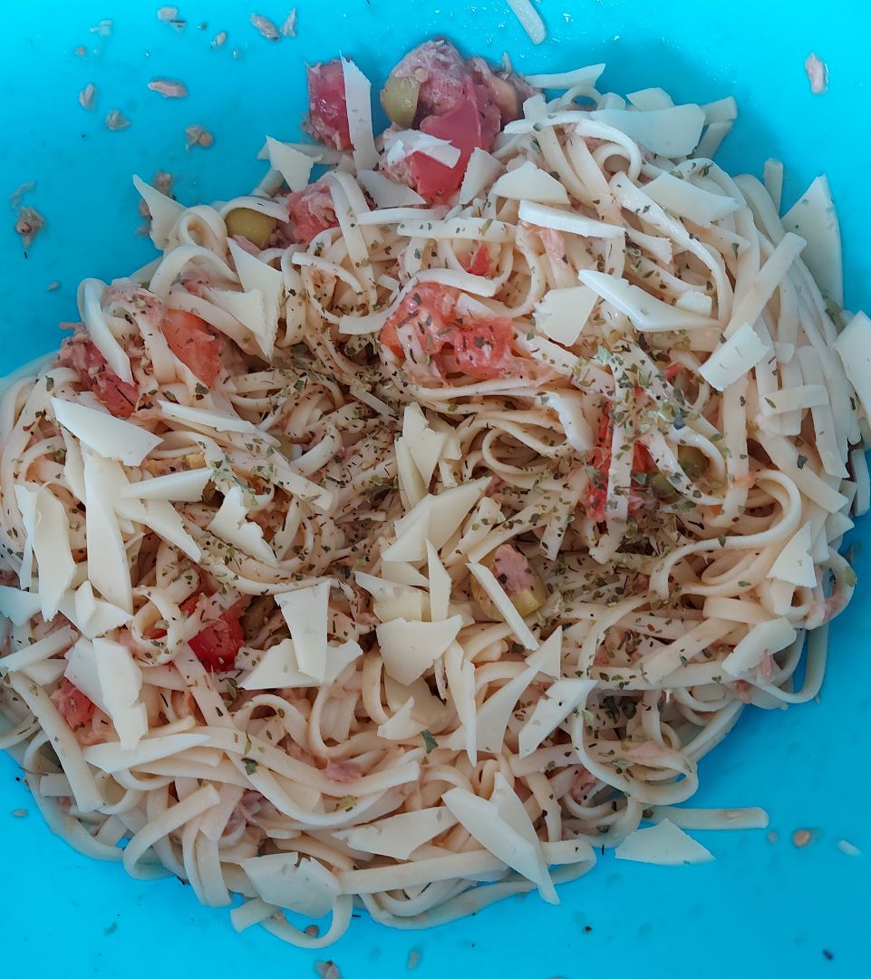 Tallarines con tomate y atún Tallarines con tomate y atún