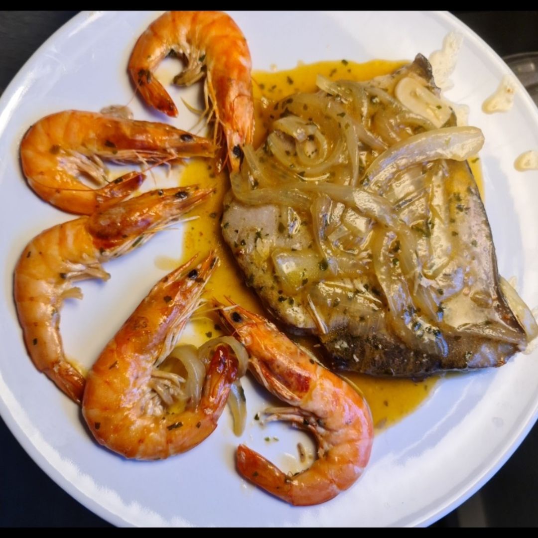 Atún encebollado con langostinos Atún encebollado con langostinos