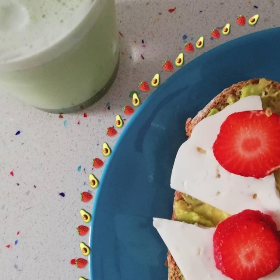 Tostada de aguacate, queso fresco y fresas 