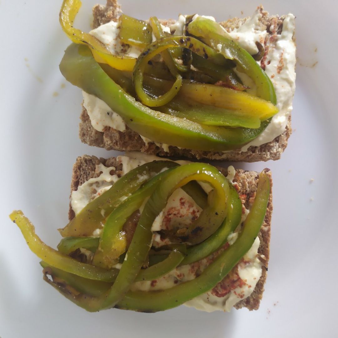 Pan integral con hummus y pimiento Pan integral con hummus y pimiento