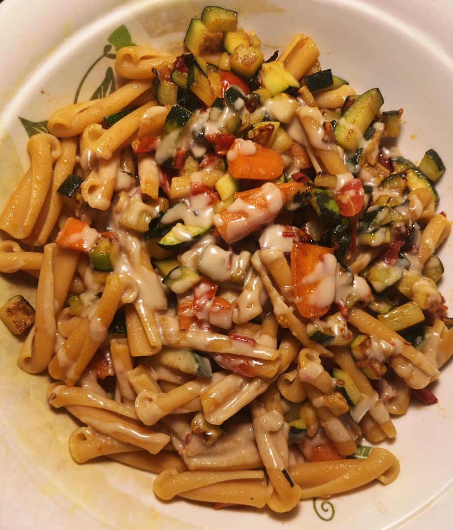 Pasta de garbanzos con verduras y tahin 