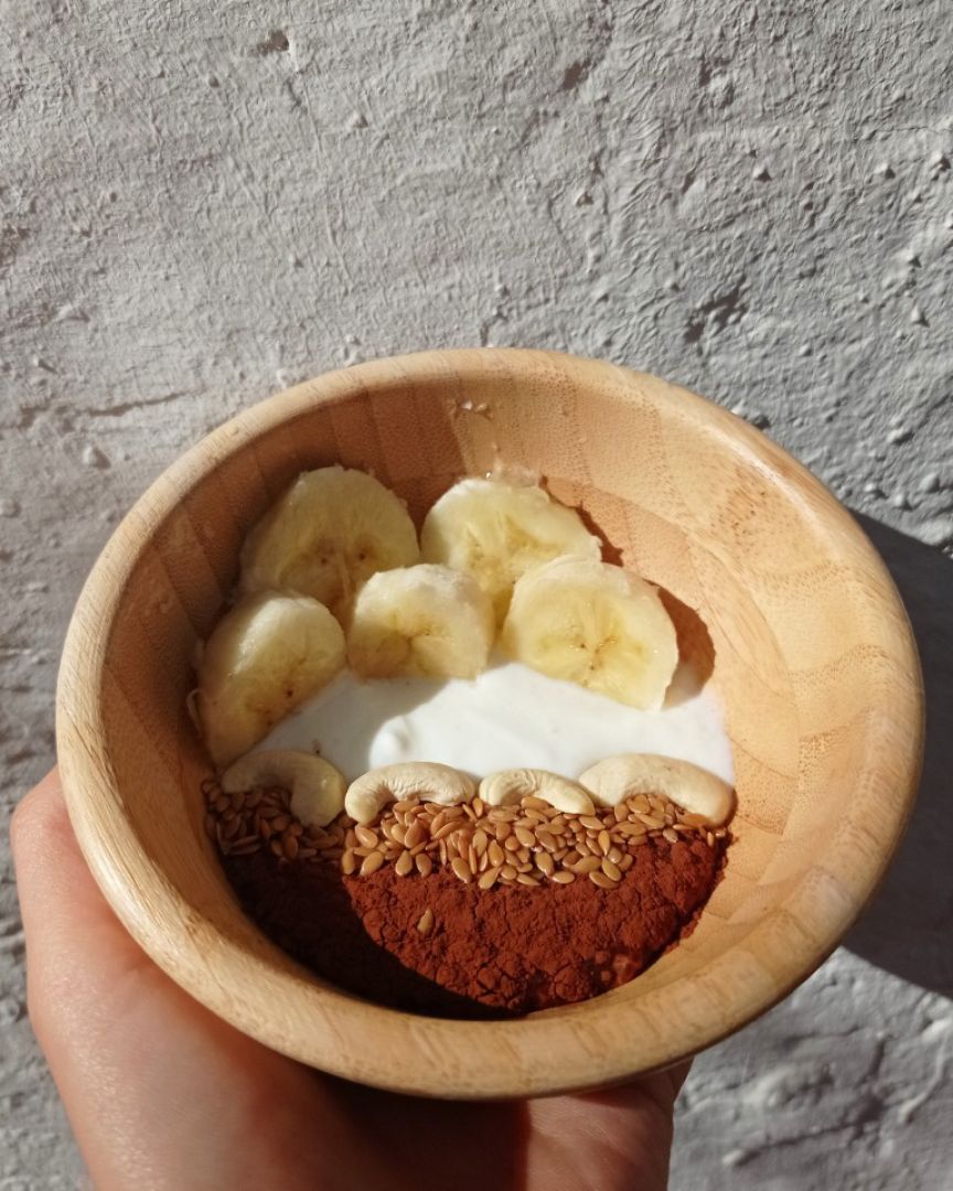 BOWL DE YOGURT PROTEICO CON CACAO,SEMILLAS DE LINO,ANACARDOS Y PLATANO💥💪