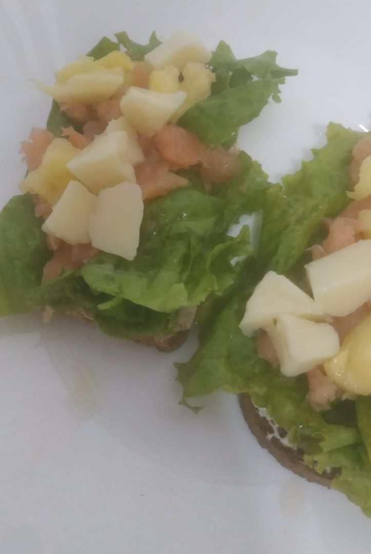 Tostaditas de salmón y piña y queso Tostaditas de salmón y piña y queso