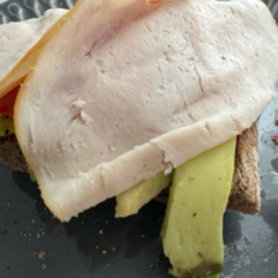 Tostada aguacate, pavo y tomate