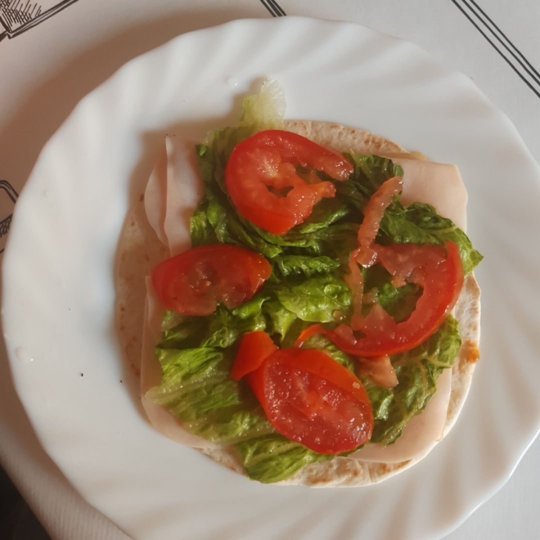 Tortilla con jamón lechuga y tomate Tortilla con jamón lechuga y tomate