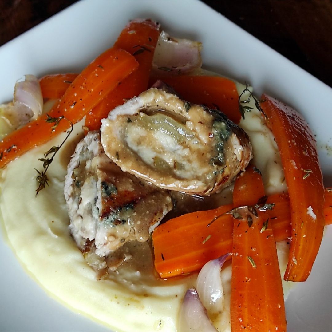 ROLLITO DE PECHUGA DE PAVO CON PERA Y "GORGONZOLA VEGANO", ZANAHORIAS AL HORNO Y PURE DE PATATA ROLLITO DE PECHUGA DE PAVO CON PERA Y "GORGONZOLA VEGANO", ZANAHORIAS AL HORNO Y PURE DE PATATA
