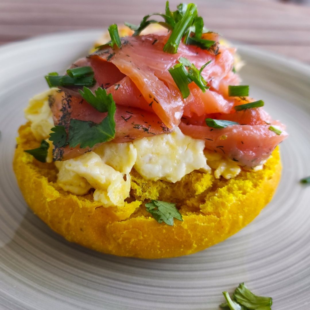 Scrambled eggs con salmón 😋🥯 Scrambled eggs con salmón 😋🥯