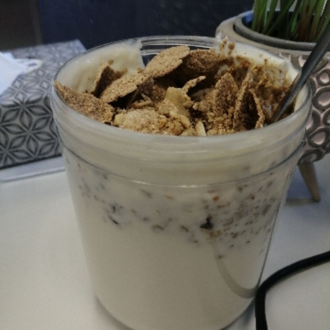 Yogur con granola y cereales Yogur con granola y cereales