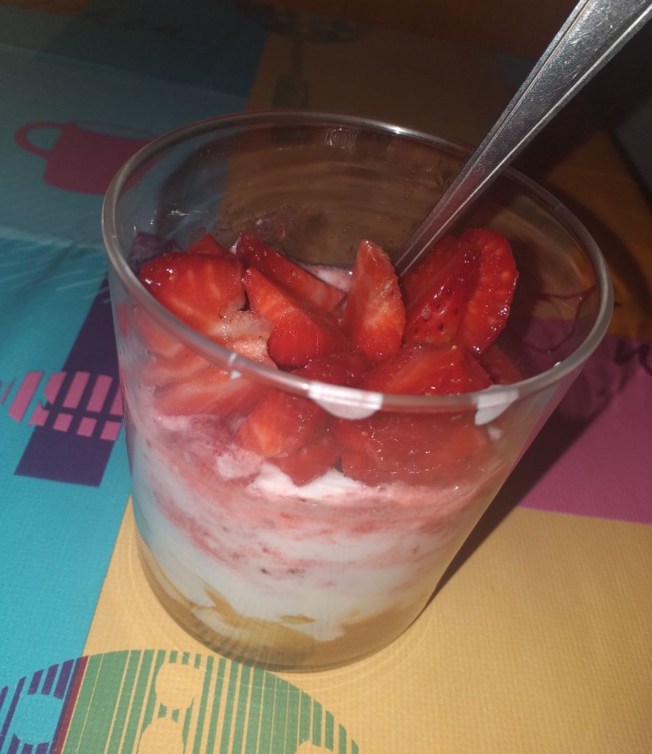 Postre delicioso con 3 ingredientes. Postre delicioso con 3 ingredientes.