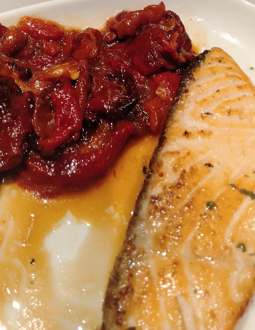 Salmón con ensalada de pimientos rojos Salmón con ensalada de pimientos rojos
