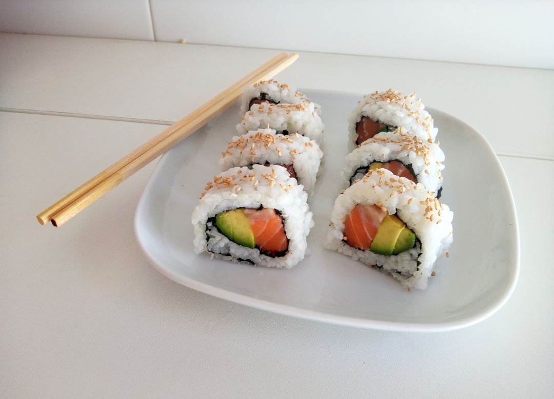 Uramaki de salmón y aguacate