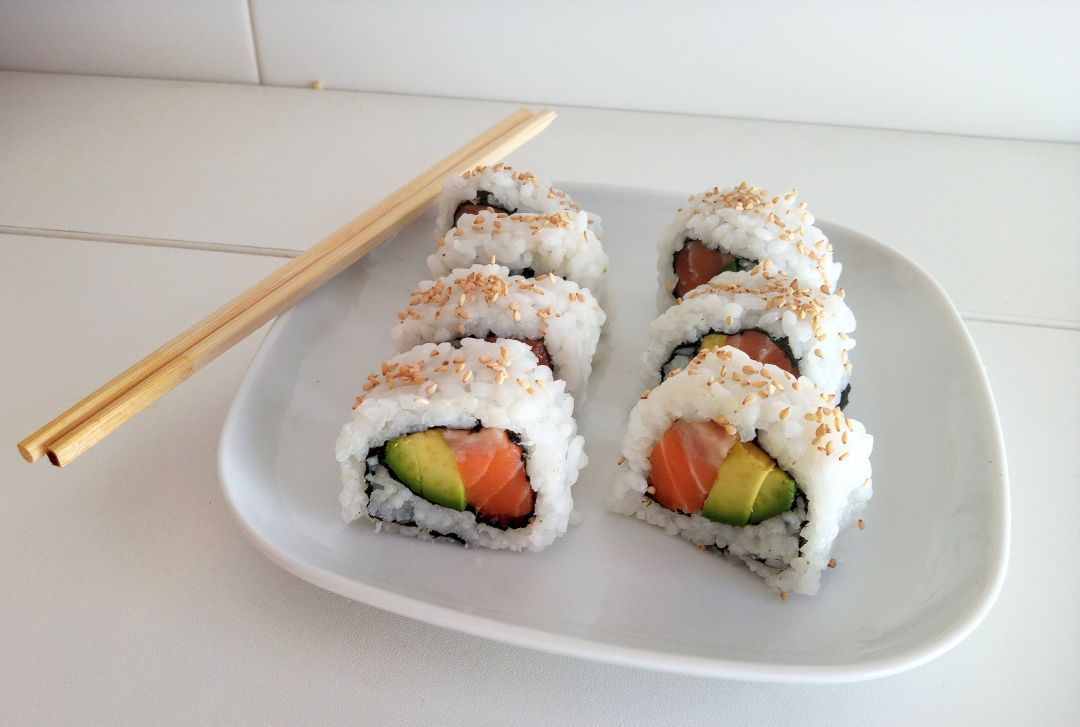 Uramaki de salmón y aguacateStep 0