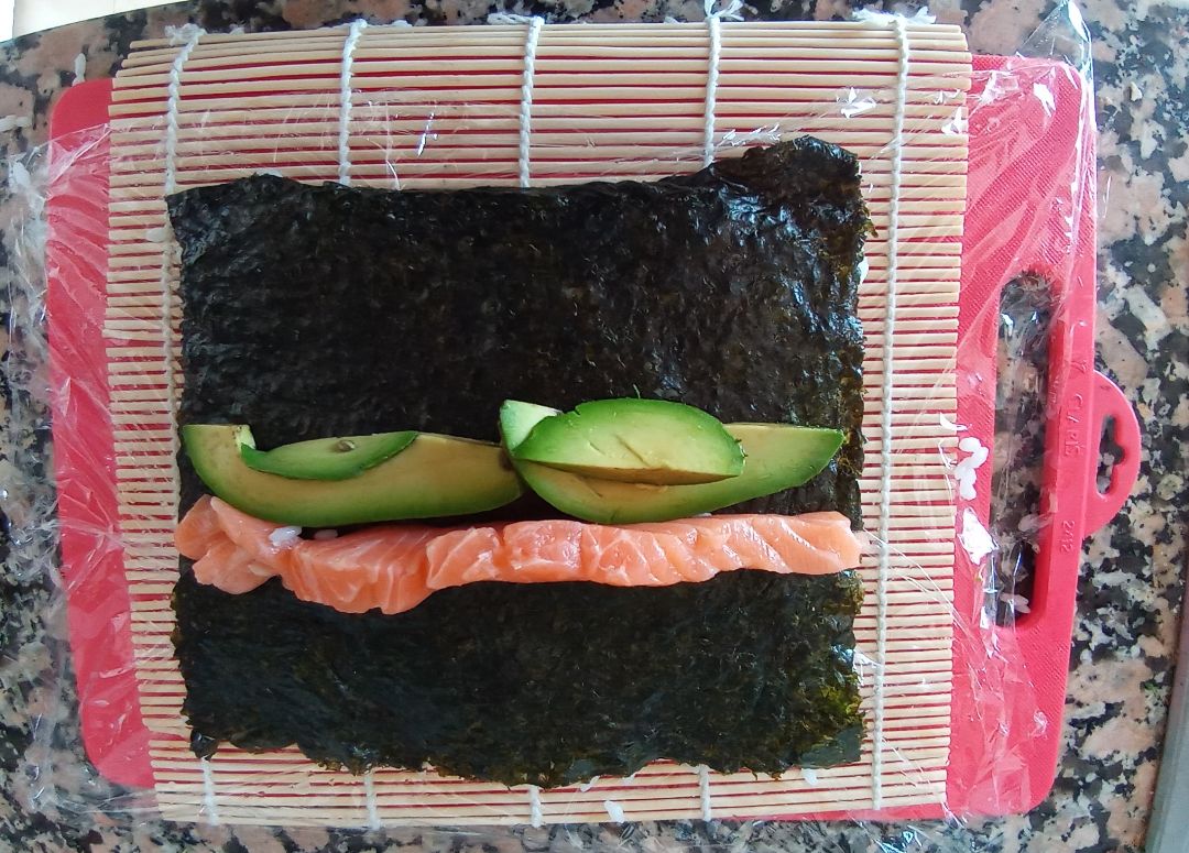 Uramaki de salmón y aguacateStep 0