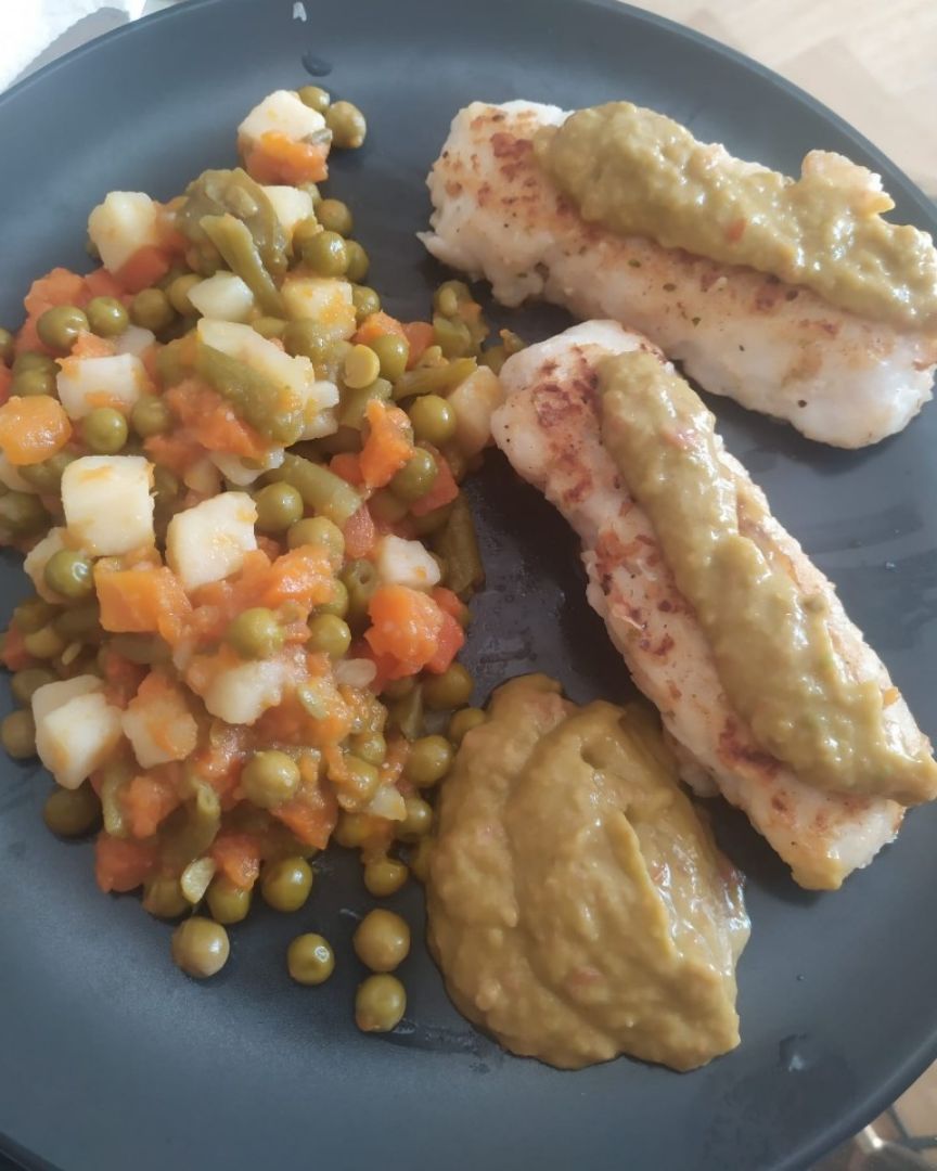Merluza con salsa de aguacate y guarnición de verduras Merluza con salsa de aguacate y guarnición de verduras