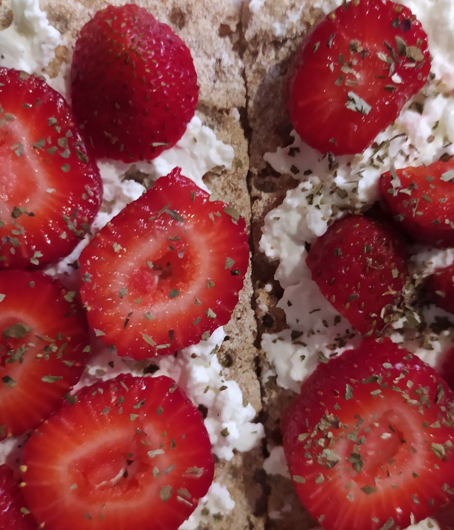 Queso Cottage fresas y albahaca