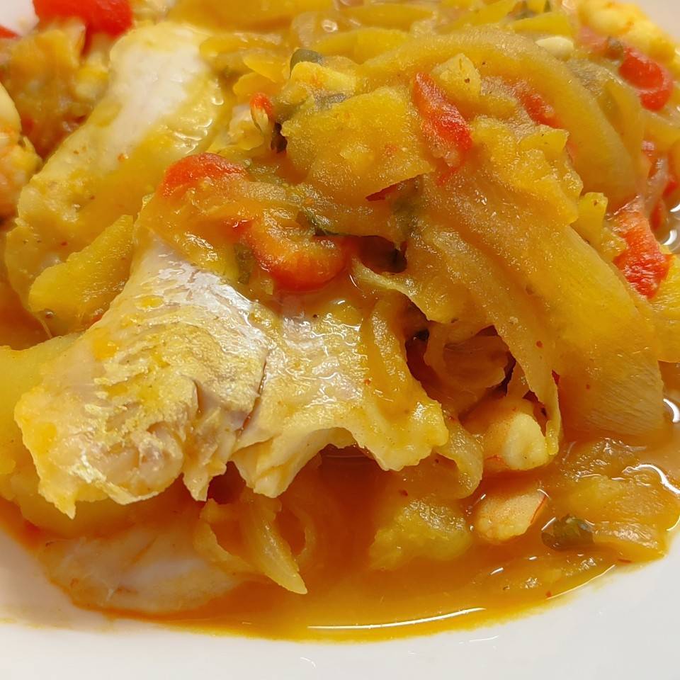 Guiso de merluza y langostinos Guiso de merluza y langostinos