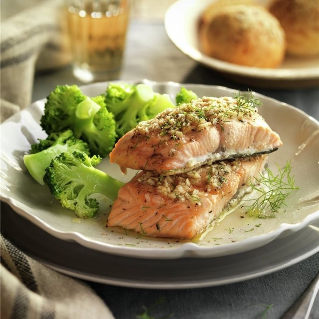 Salmón con brócoli al horno. Salmón con brócoli al horno.