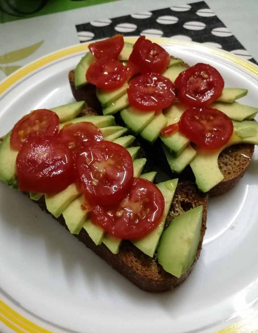 Tostadas integrales con aguacate y tomates cherry Tostadas integrales con aguacate y tomates cherry