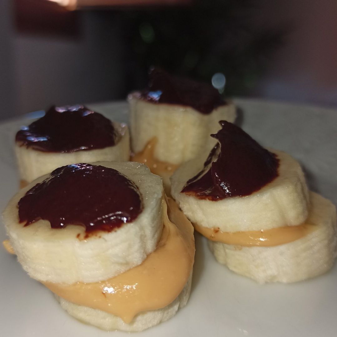 Bocaditos de platano con crema de cacahuate y 🍫
