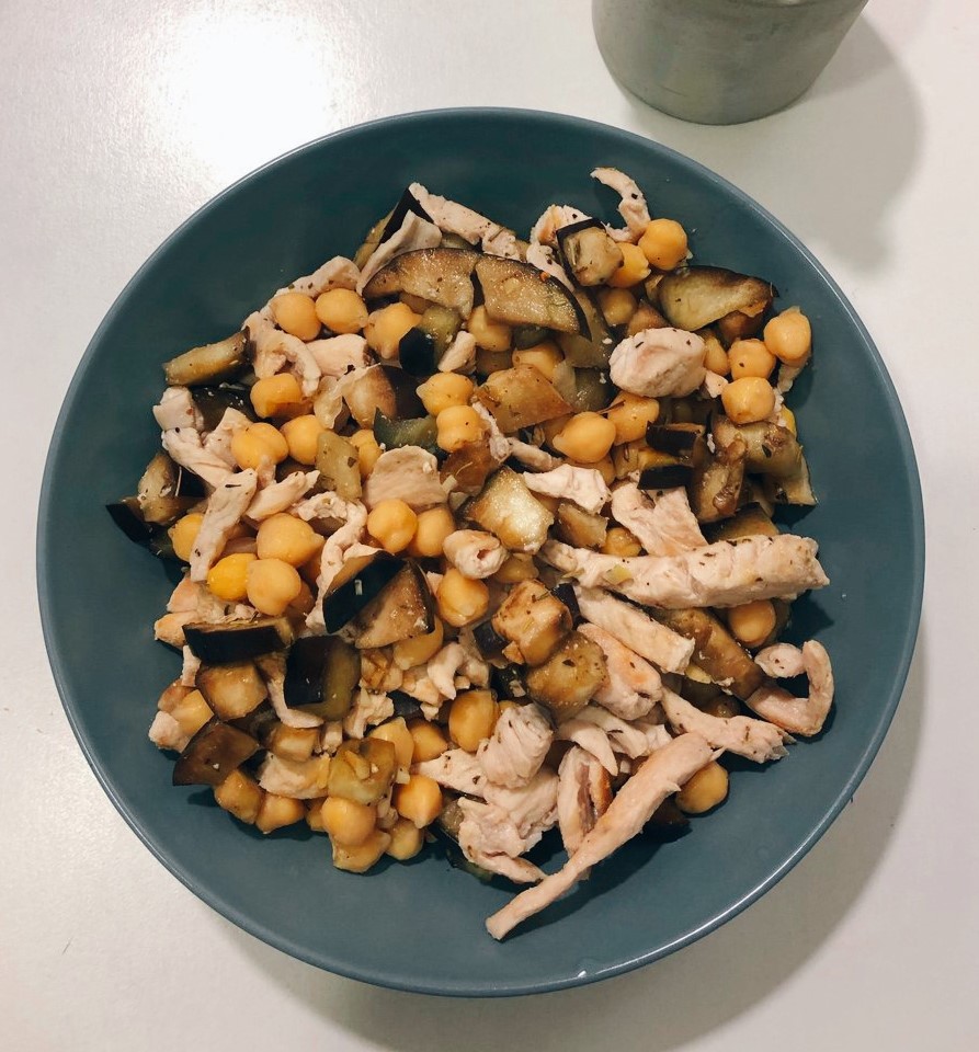 Salteado de garbanzos con pollo y berenjena