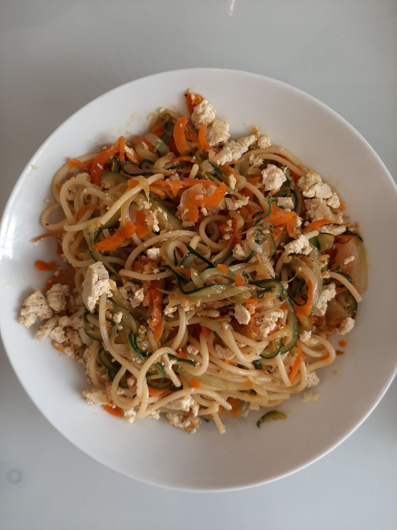 Espagueti de calabacín con tofu Espagueti de calabacín con tofu