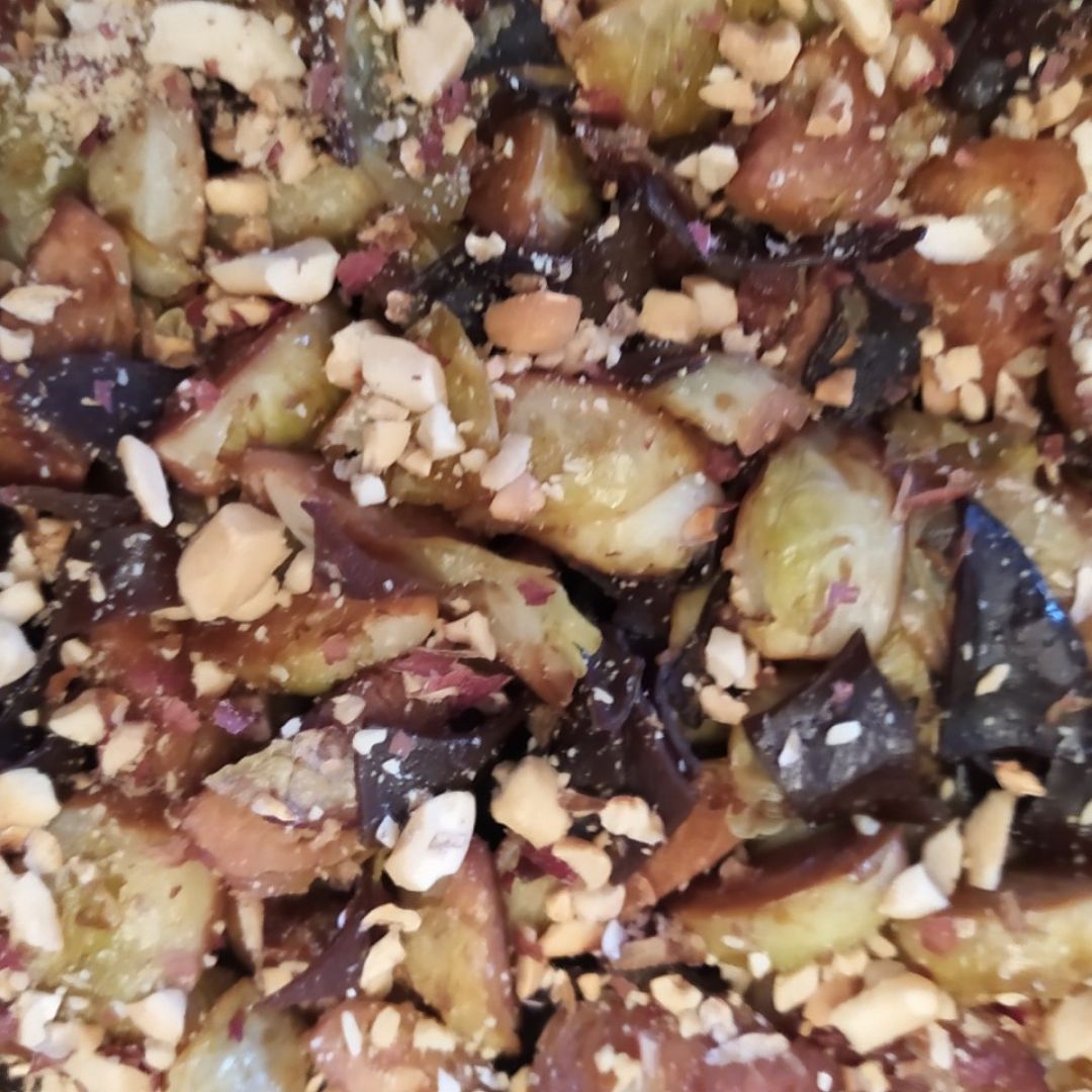 Salteado de coles de Bruselas, setas y cacahuetes con toque picante. Salteado de coles de Bruselas, setas y cacahuetes con toque picante.