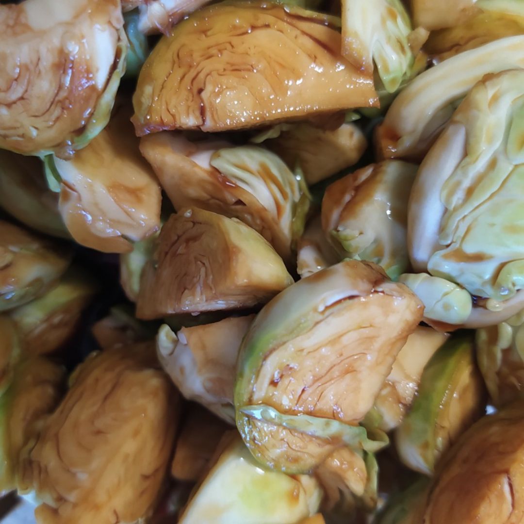 Salteado de coles de Bruselas, setas y cacahuetes con toque picante. Paso 1 Salteado de coles de Bruselas, setas y cacahuetes con toque picante. Paso 1