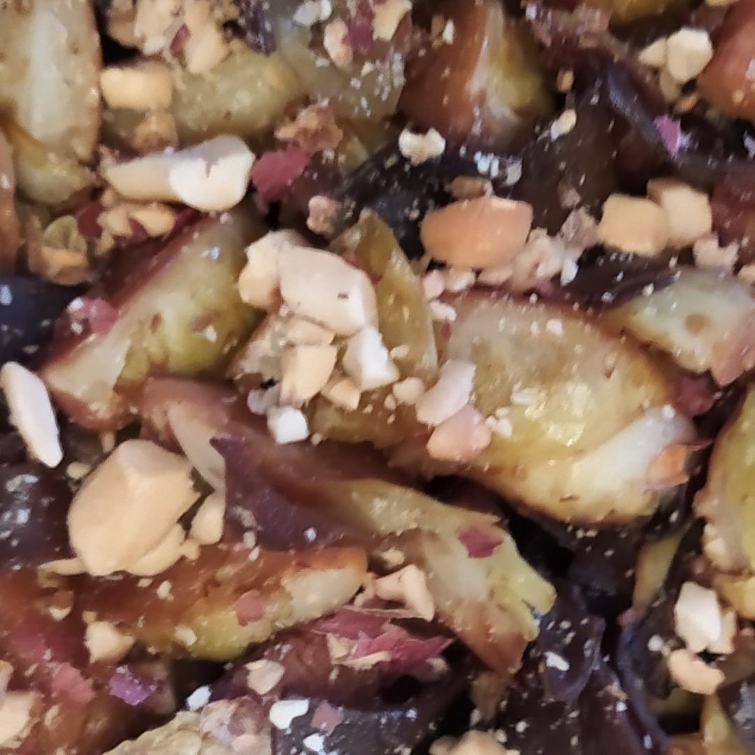Salteado de coles de Bruselas, setas y cacahuetes con toque picante. Paso 3 Salteado de coles de Bruselas, setas y cacahuetes con toque picante. Paso 3