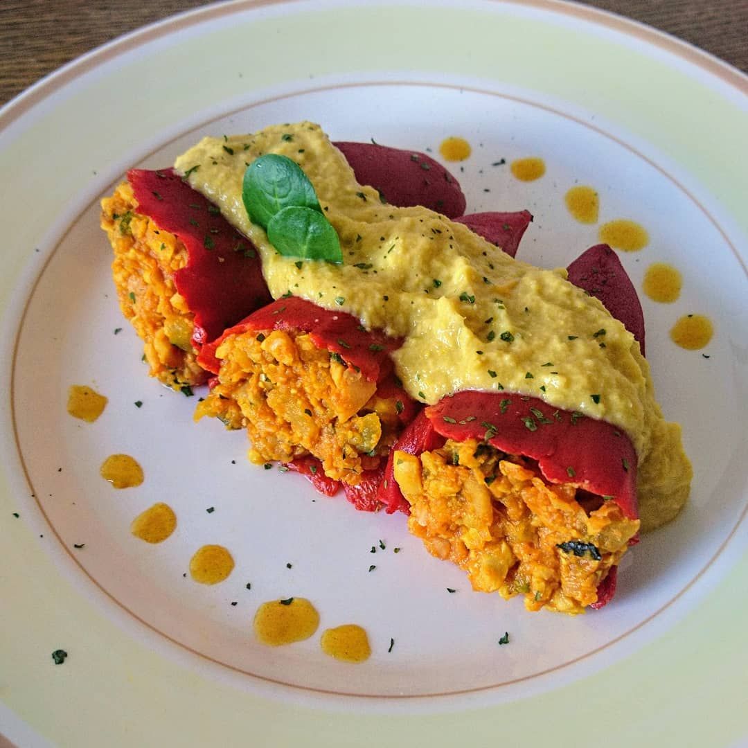 Pimientos rellenos de migas de garbanzo con salsa de maiz Pimientos rellenos de migas de garbanzo con salsa de maiz