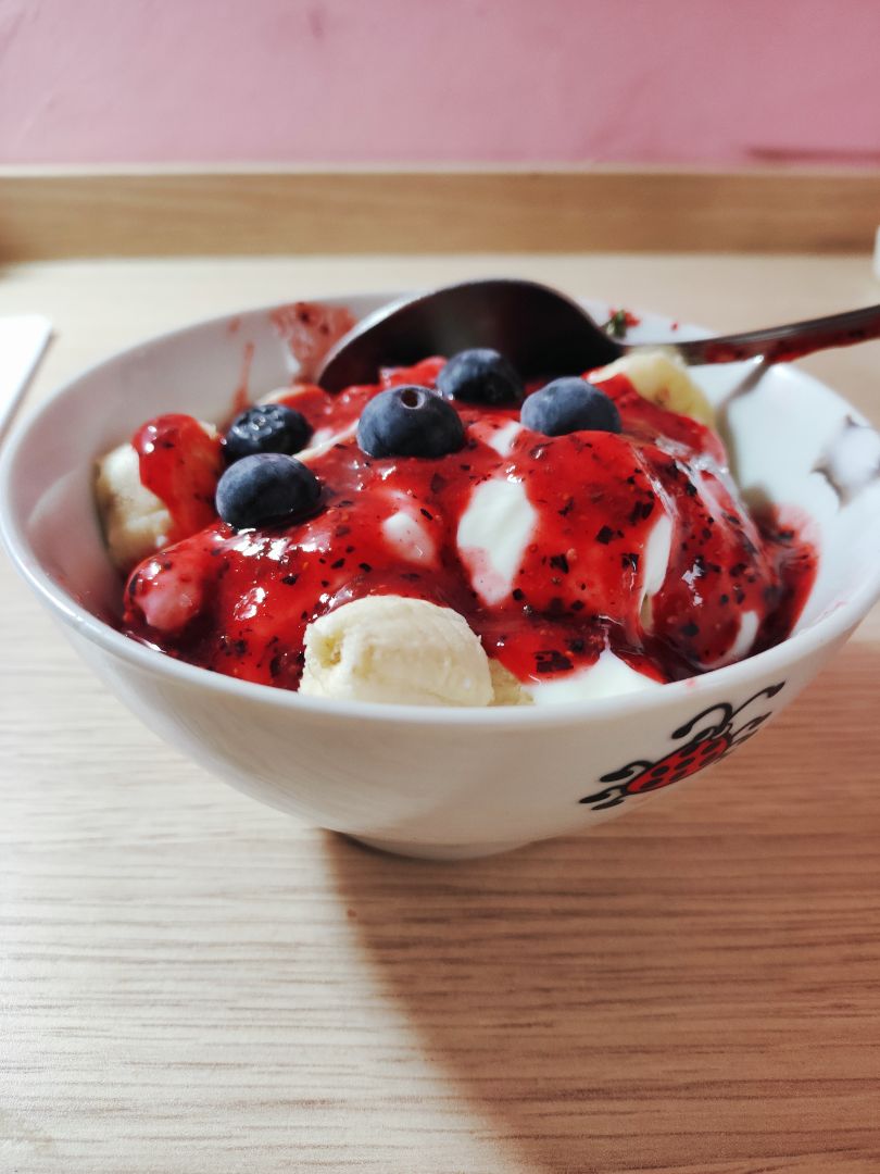 Bowl de muesli y fruta con mermelada casera Bowl de muesli y fruta con mermelada casera