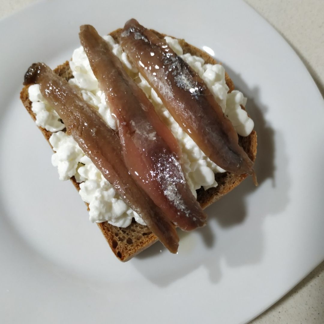 Tostada con queso cottage y anchoas