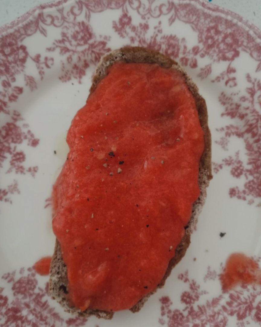 Tostada con aceite y tomate