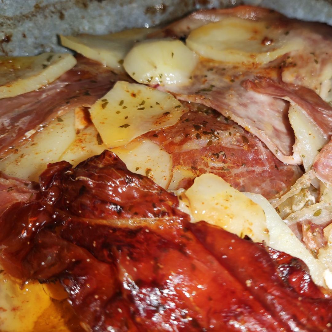 Patatas con jamón y pollo.