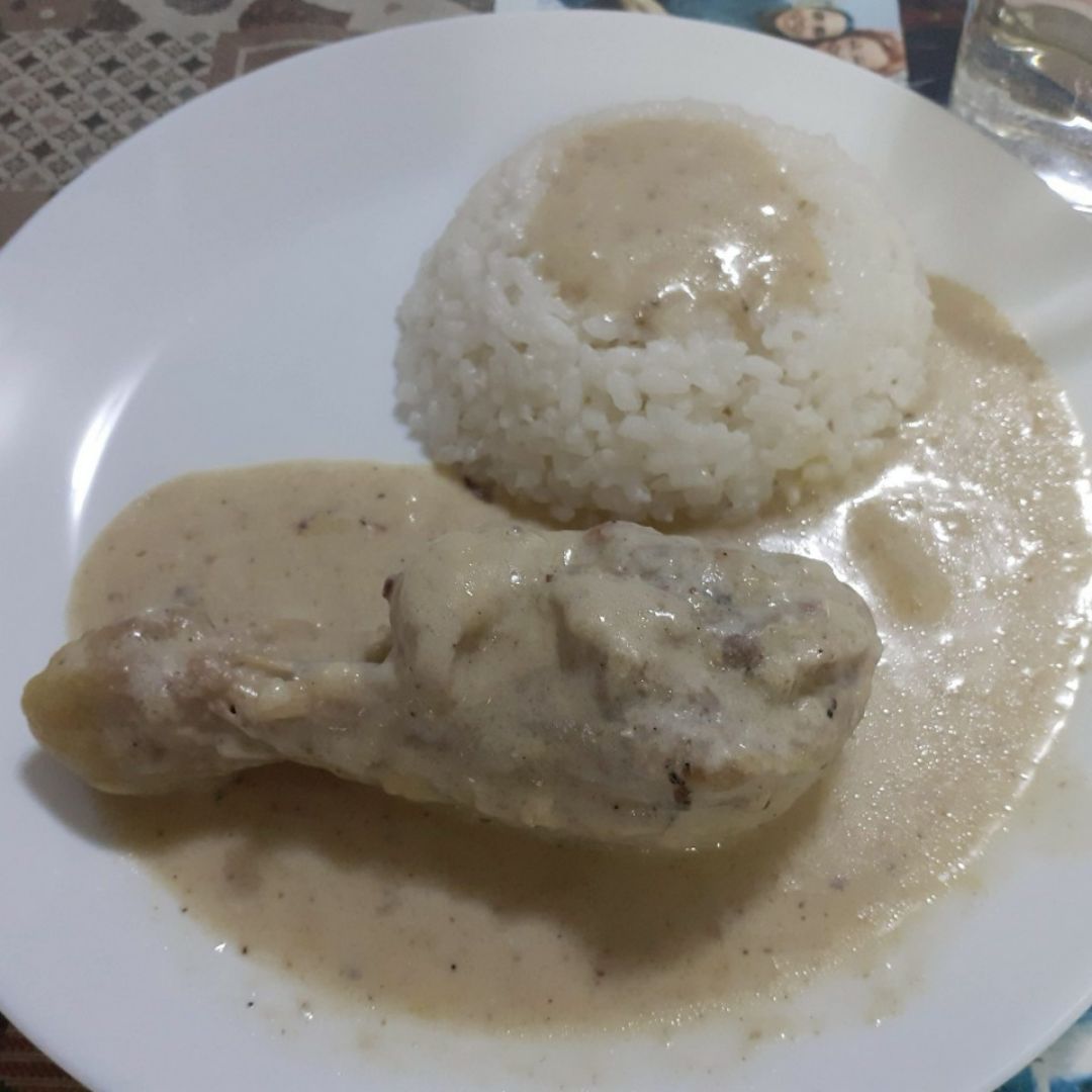 Muslitos de pollo en salsa de puerros con nata. Muslitos de pollo en salsa de puerros con nata.