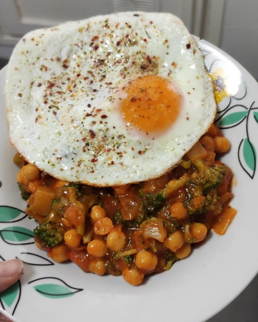 Garbanzos con pisto y huevo a la plancha. Garbanzos con pisto y huevo a la plancha.