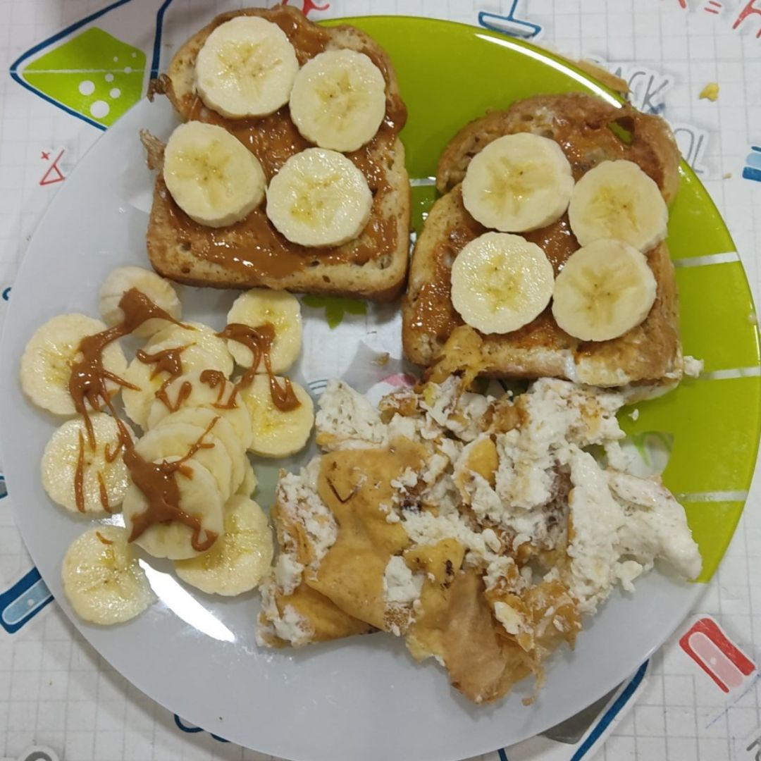 Rebanadas de pan sin gluten con crema de cacahuete 🥜 y plátano acompañado con claras de huevo Rebanadas de pan sin gluten con crema de cacahuete 🥜 y plátano acompañado con claras de huevo