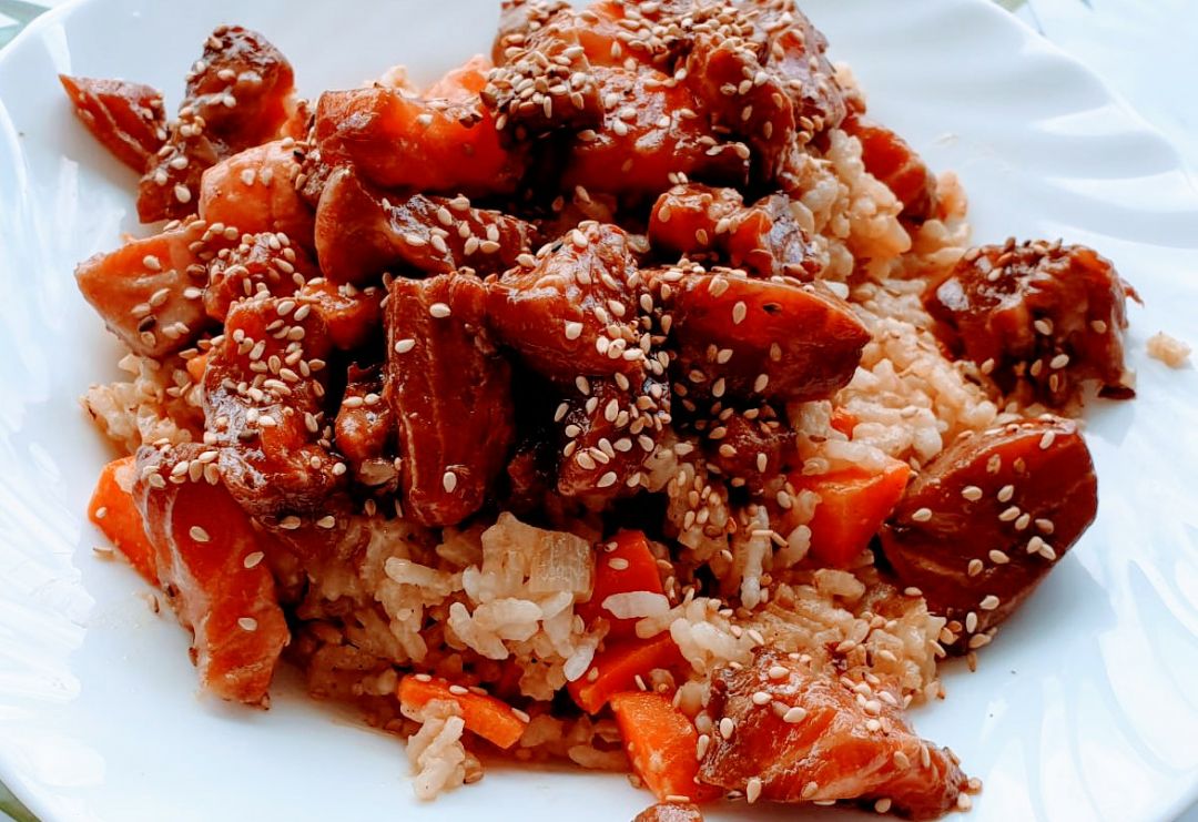 Arroz satai con salmón marinado Arroz satai con salmón marinado