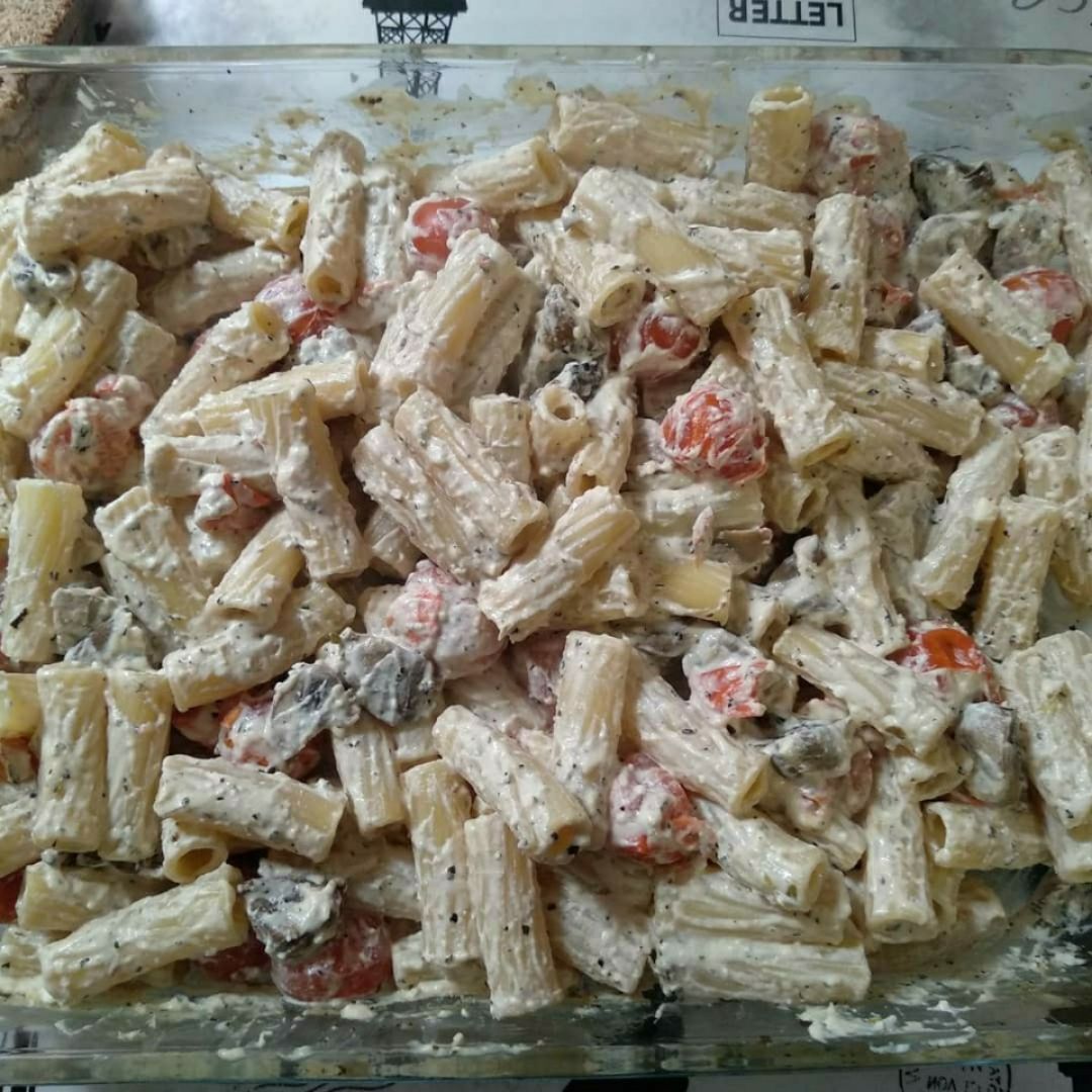 Pasta con queso feta, tomates cherry y champiñones Pasta con queso feta, tomates cherry y champiñones