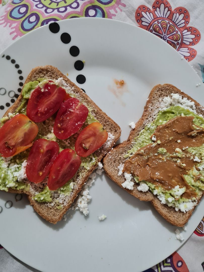 Tostadas de requeson y guacamole 